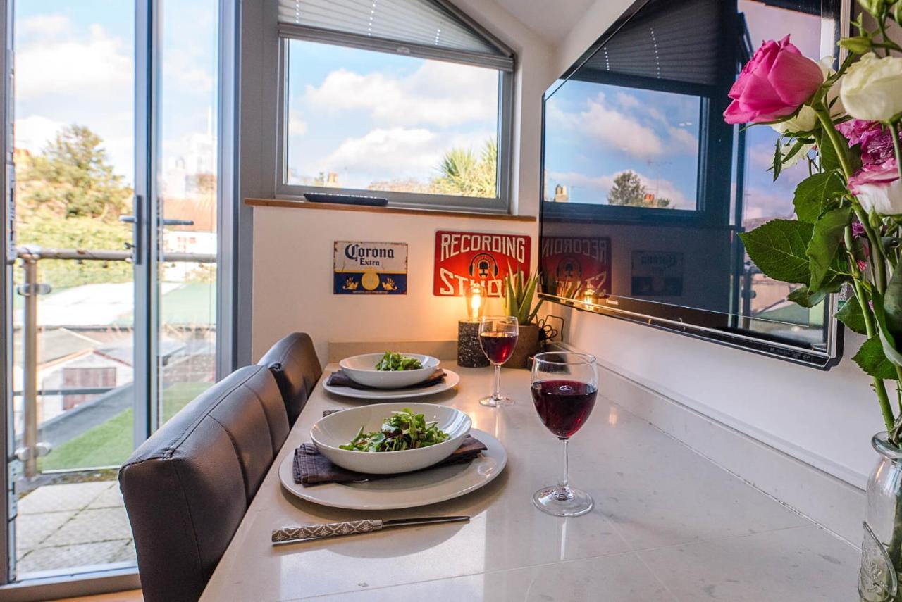 Papillon, Southwold - A Modern Flat With Balcony Apartment Exterior photo